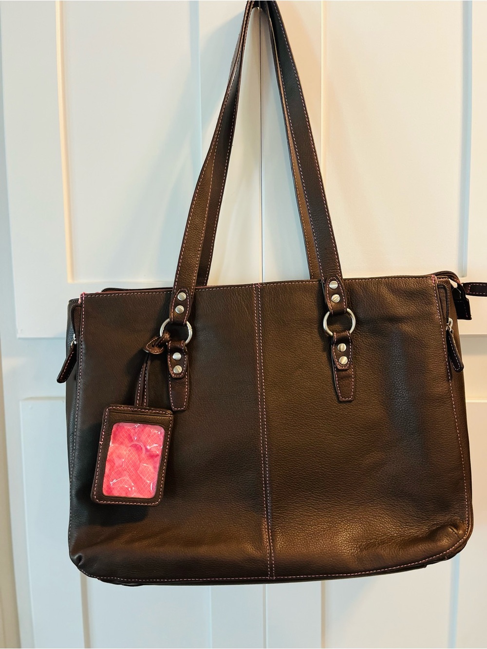 Buxton Brown Leather Shoulder Bag with Pink ID Tag - Picture 4 of 9